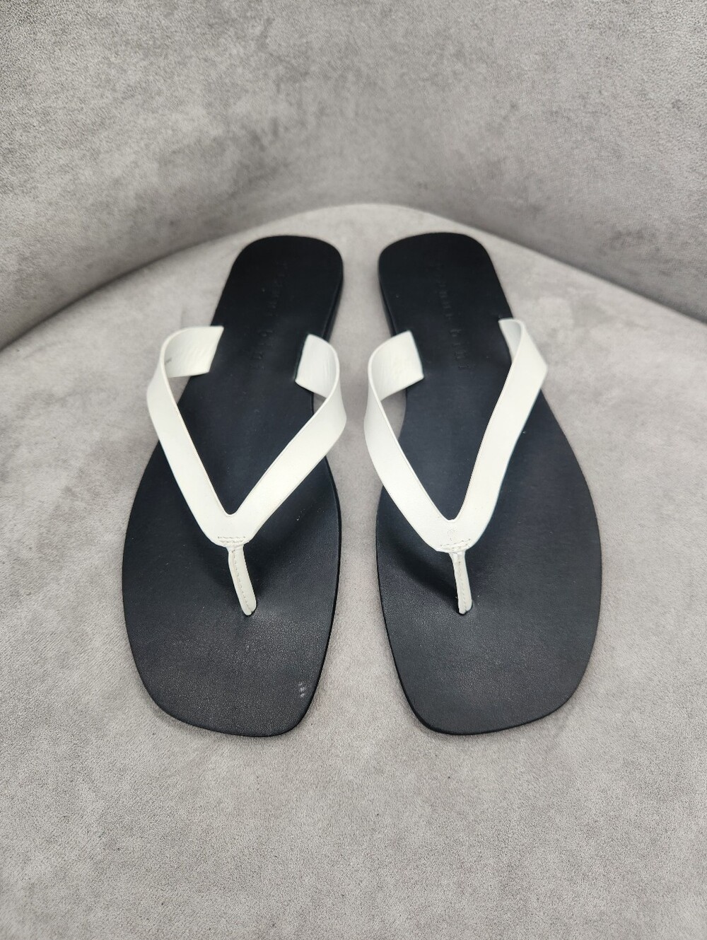 Gianni Bini Thong Sandals 10 White Leather Steffan Casual Effortless New $50 - Picture 2 of 15
